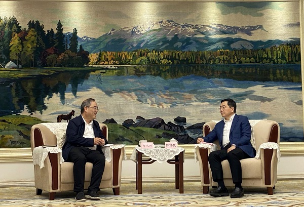 新疆维吾尔自治区常务副主席陈伟俊会见郁建兴一行