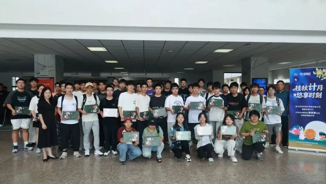 桂香五载，情暖三秋——校友蔡夏雷连续第五年向母校捐赠月饼礼盒