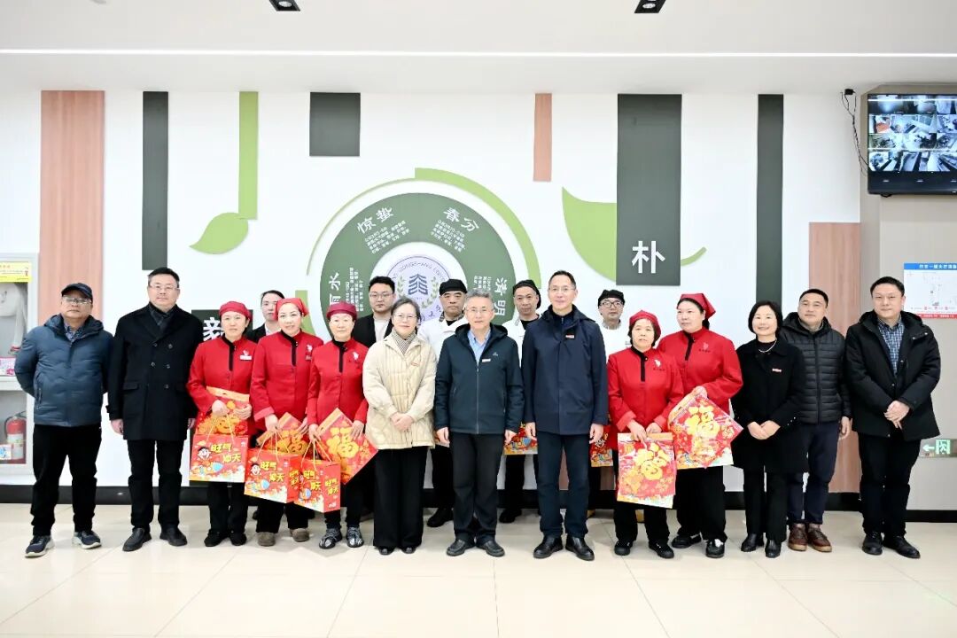 校长王永贵看望慰问寒假留校师生并检查校园安全工作