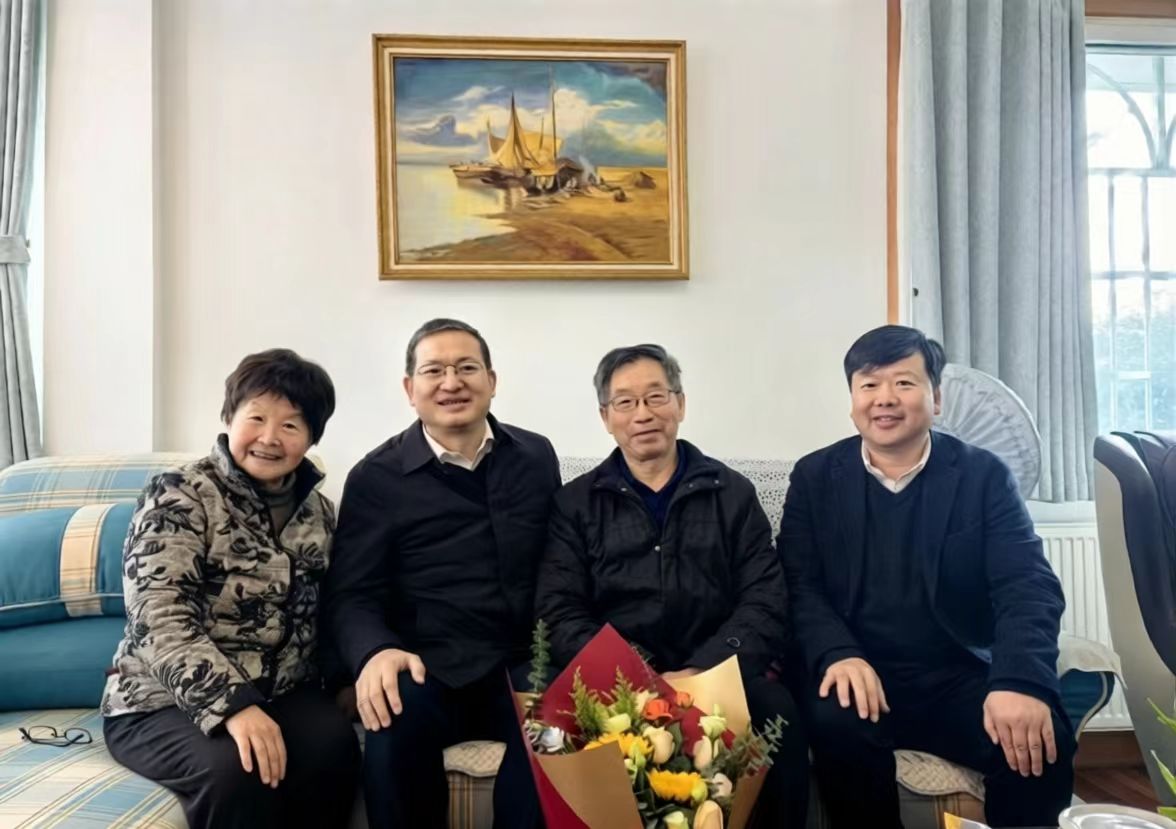 校领导春节前夕走访慰问离退休老同志